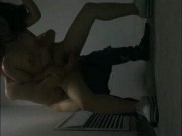 猥琐四眼男大白天与女友楼梯口打炮脱个精光大声呻吟后入站立噼腿干非常刺激也不怕有人看见对白淫荡1080P原版