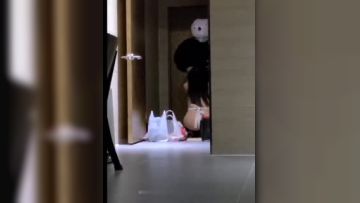 任何人都无法拒绝裸体取外卖，外卖小哥也不怕，站在门口就让人妻口爆，老公在屋内隐秘拍摄！