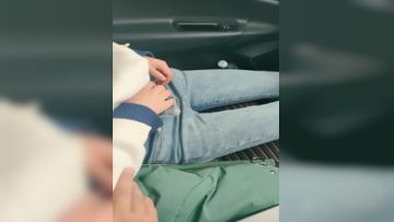 非常有才的男主播冒充抖音主持茶园套路正在摘野菜乳臭未干的高二学妹到车上啪啪，对白非常精彩