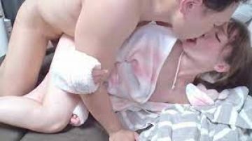 漂亮素颜美女 被操的高潮迭起 满脸绯红 骚叫不停 后入抓着奶子被大肉棒勐怼