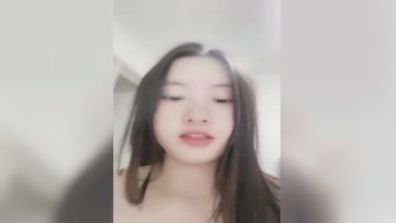 良家小少妇露脸一个人在家陪狼友嗨，全程露脸风骚的大屁股，奶子不小自己揉捏，近距离自慰逼逼玩阴蒂好多水