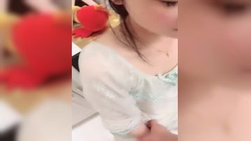 颜值妹子三杯酒下肚，吃吃喝喝就开始脱光光随意玩弄，后入白嫩大屁股洗澡全过程