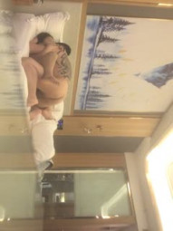 【探良家】，纹身大哥，重金忽悠23岁商场导购，酒店开房，一夜干不停，连续两炮，插完洗澡聊天要玩过瘾