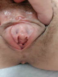 风韵犹存的少妇颜值还不错跟大哥玩的好敞亮，互动狼友撩骚听指挥，舌吻让大哥深喉草嘴舔乳头，沙发上爆草