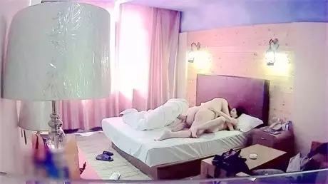 午休与老婆刚离异的大奶闺蜜宾馆开房啪啪 配合各种姿...