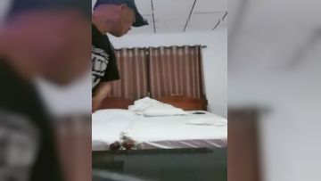 广东修车老司机光头哥《探秘金三角》手机选妹200块包夜大波妹自己干完熘了让兄弟上