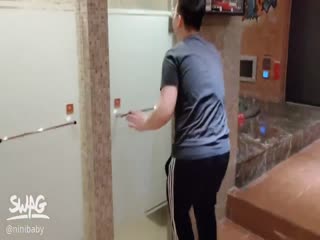 单位上班的良家少妇美女下班和主任开房~害羞躲在被子里被拉掉内裤男边干边拍说：以后想你的时候可以看!