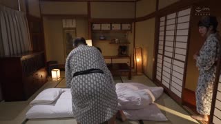 JUQ-684 紧密性爱趁老公不在跟老公主管在温泉旅行一起陷入在酒跟性爱当中的我 上羽绚