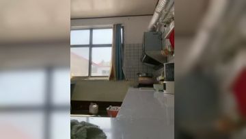 欠操的农家小少妇，一个人在家跟狼友发骚赚外快，全程露脸光着身子跟狼友互动撩骚，屋里屋外大门口发骚不断第02集