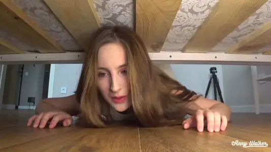 我操了卡在床下的继妹和暨在她的屁股